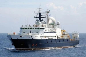 Tàu trinh sát dùng tia laser làm mù máy bay Anh gần vùng biển Scotland