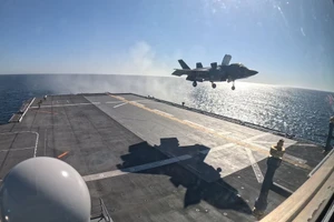 F-35B lần đầu hạ cánh trên tàu sân bay trực thăng JS Kaga của Nhật Bản