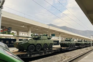 Trung Quốc bắt đầu sản xuất hàng loạt xe tăng bánh lốp lội nước ZTL-19