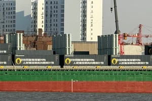 Trung Quốc gây sốc khi hoán cải tàu container thành kho vũ khí với 60 tên lửa