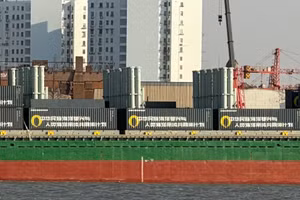 Trung Quốc gây sốc khi hoán cải tàu container thành kho vũ khí với 60 tên lửa