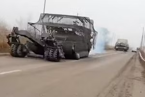 Thiết giáp hiếm gặp dựa trên khung gầm xe tăng bị phá hủy