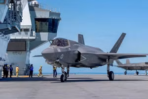 Anh sẽ ném tên lửa xuống biển vì 'tiết kiệm' hệ thống hạ cánh cho F-35B