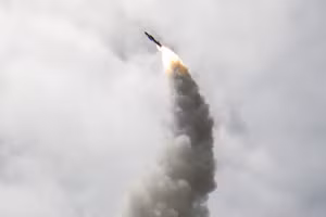 Có nên tấn công tàu chiến bằng tên lửa phòng không SM-6 trị giá... 17 triệu USD?