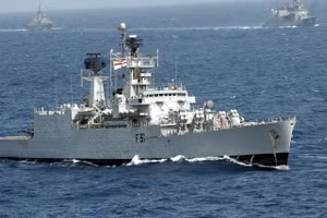 Chiến hạm Brahmaputra bất ngờ bốc cháy và lật úp