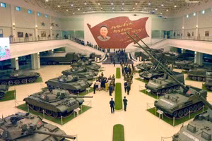 300 nhà máy quân sự với 500 nghìn công nhân của Triều Tiên tạo ra bao nhiêu vũ khí?