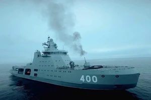 Tàu tuần tra phá băng Ivan Papanin khai hỏa ở Biển Barents