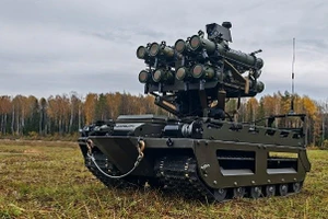 Lộ diện hình ảnh đầu tiên về robot phun lửa trên chiến trường