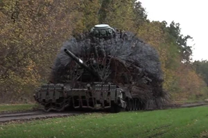 Xe tăng T-72B3 trở thành 'nhím kim loại' khổng lồ