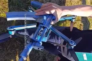 Kinh ngạc với máy bay không người lái FPV mang súng AKS-74U