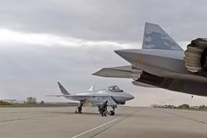 Tiêm kích Su-75 Checkmate đã được phát hiện tại sân bay