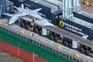 Trung Quốc hoán cải tàu container phương tiện mang máy bay chiến đấu
