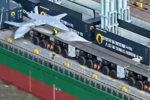 Trung Quốc hoán cải tàu container phương tiện mang máy bay chiến đấu