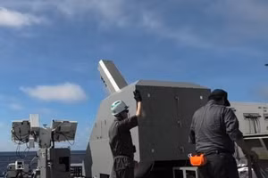 Cột mốc lịch sử khi Nhật Bản thử bắn thành công pháo điện từ trên tàu chiến