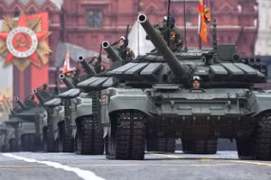 Xe tăng từ Lễ duyệt binh Chiến thắng ở Moskva tiến thẳng ra mặt trận
