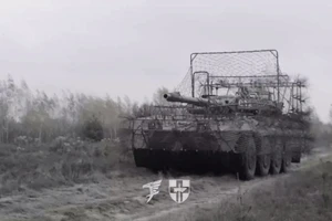 Xe tăng bánh lốp Centauro đã ra trận với bề ngoài khác lạ