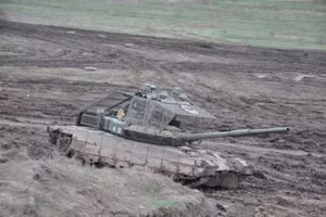 Binh sĩ bất ngờ chỉ trích xe tăng T-80BVM