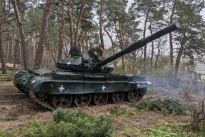 Xe tăng T-62M chiến lợi phẩm trở thành thiết giáp chở quân