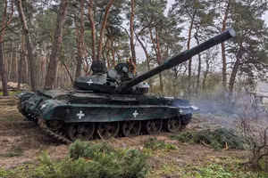 Xe tăng T-62M chiến lợi phẩm trở thành thiết giáp chở quân