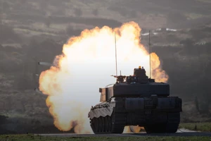 Xe tăng Challenger 3 thể hiện sức mạnh qua cuộc bắn đạn thật đầu tiên