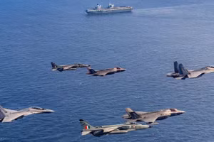 F-35 đã gặp Su-30 trong tình huống đối kháng