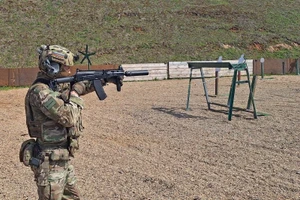 Các đơn vị đổ bộ đường không bắt đầu nhận súng carbine AK-12K nhỏ gọn