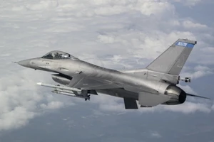 Cách tiêm kích F-16 bắn hạ một tên lửa đạn đạo