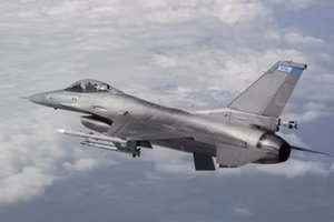 Cách tiêm kích F-16 bắn hạ một tên lửa đạn đạo