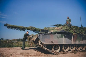 Thêm hàng loạt xe tăng M1A2 SEPv3 Abrams gây sức ép lên biên giới Kaliningrad