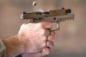 Lỗi cướp cò chết người của súng ngắn SIG Sauer M18 trong Không quân Mỹ