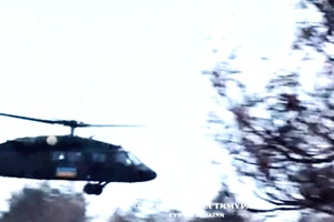 Trực thăng Black Hawk thả đặc nhiệm tình báo tấn công vào hậu phương