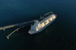 Món quà tượng trưng cho Moskva: Trung Quốc lấy hàng từ Arctic LNG 2