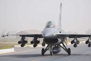 Cách phóng 144 tên lửa ERAM từ 12 máy bay F-16 cùng lúc