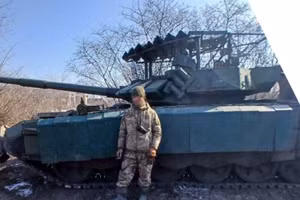 Lần đầu phát hiện xe tăng T-72B3 trang bị tổ hợp Arena-M ngoài mặt trận