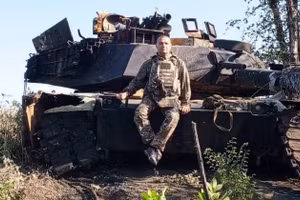 Kornet dễ dàng xuyên thủng lớp giáp và động cơ của xe tăng M1A1 Abrams