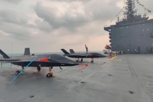 UAV tàng hình Qaher-313 bất ngờ xuất hiện trên tàu sân bay Shahid Bagheri