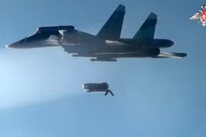 Bom lượn lần đầu đánh trúng mục tiêu cách xa tiền tuyến 100 km