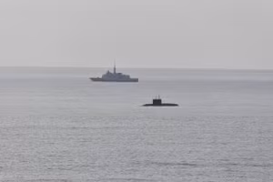 Một tàu ngầm Nga bất ngờ nổi lên ngoài khơi bờ biển Pháp