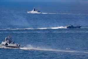 Nga triển khai 11 chiến hạm sau khi EU bắt đầu bắt giữ tàu của Hạm đội bóng tối