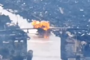 Cuộc tấn công của FAB-3000 phá hủy cây cầu bắc qua sông Dnieper ở Kherson