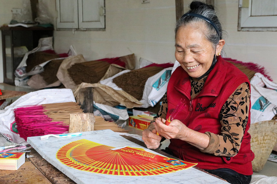 Sản xuất hương ở làng nghề Tây Lân. (Ảnh: Phạm Tâm)