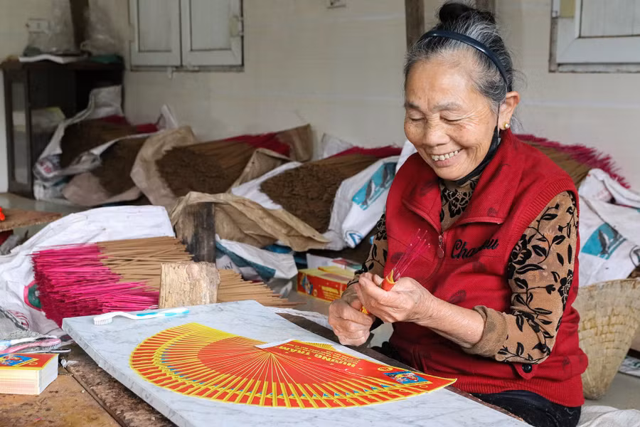 Sản xuất hương ở làng nghề Tây Lân. (Ảnh: Phạm Tâm)