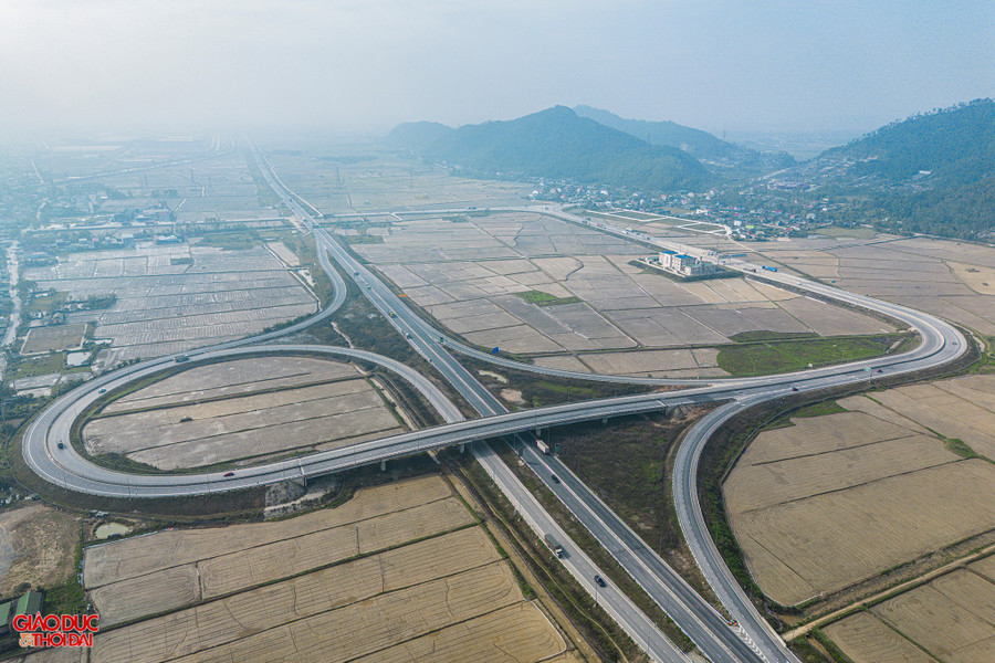 Điểm đầu của cao tốc Vinh - Thanh Thủy tại nút giao cao tốc Bắc - Nam. (Ảnh: Phạm Tâm)