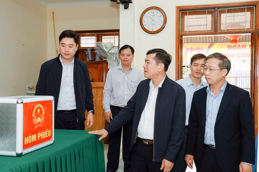 Ông Thái Văn Thành, Phó Chủ tịch UBND tỉnh Nghệ An kiểm tra công tác chuẩn bị bầu cử tại xã Tương Dương.