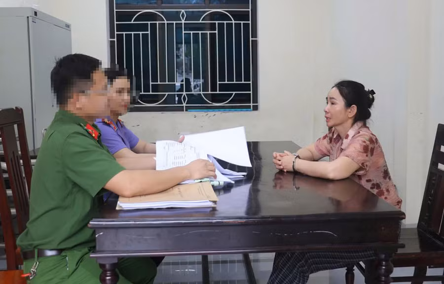 Cơ quan chức năng làm việc với Phạm Thị Hương. (Ảnh: CANA)