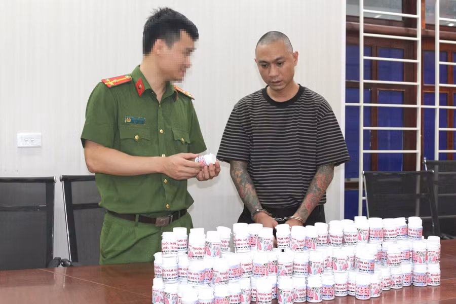 Nguyễn Duy Sơn cùng tang vật vụ án. (Ảnh: Công an Nghê An cung cấp)