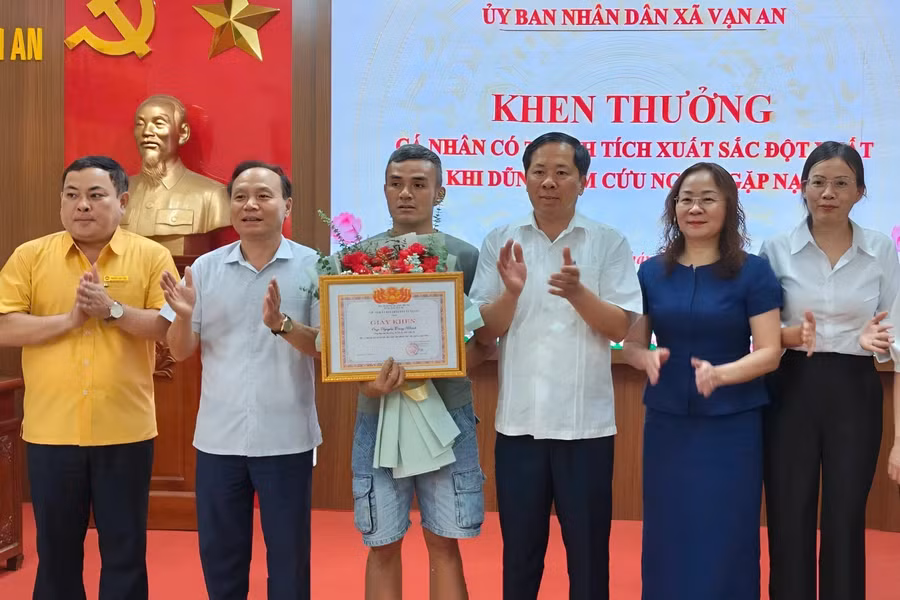 Xã Vạn An khen thưởng ông Nguyễn Trọng Khánh (Ảnh: CSCC)