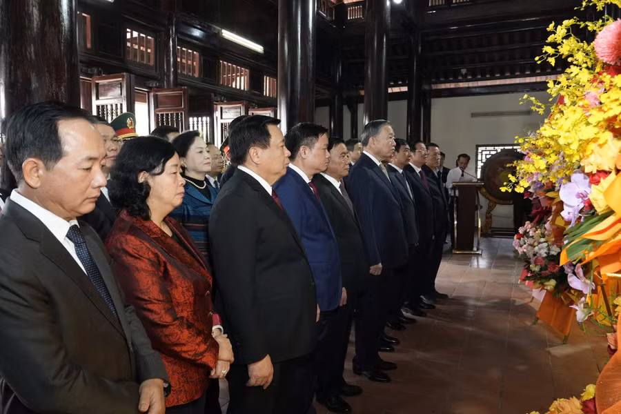 Tổng Bí thư Tô Lâm cùng Đoàn công tác dâng hoa, dâng hương tưởng nhớ Chủ tịch Hồ Chí Minh. (Ảnh: Phạm Bằng)