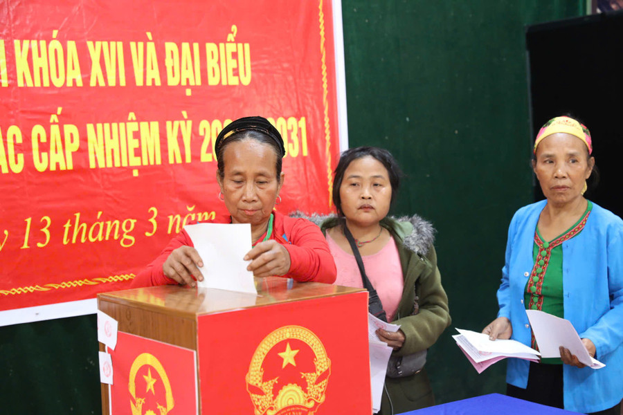 Cử tri bản Co Phạt (Nghệ An) bỏ phiếu sớm bầu đại biểu Quốc hội và HĐND. (Ảnh: Phạm Tâm)