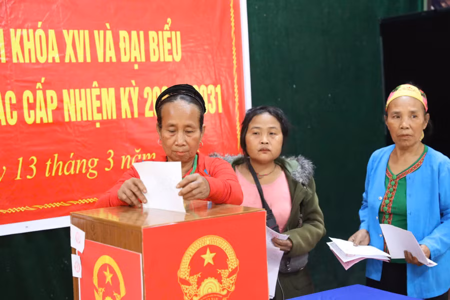 Cử tri bản Co Phạt (Nghệ An) bỏ phiếu sớm bầu đại biểu Quốc hội và HĐND. (Ảnh: Phạm Tâm)